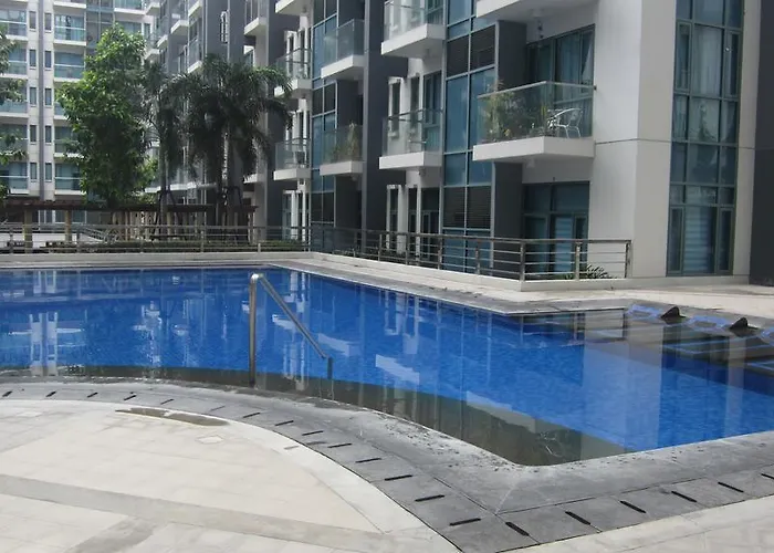 Palm Tree Near Mnl Airport Terminal 3 By Elr Apartment Manila