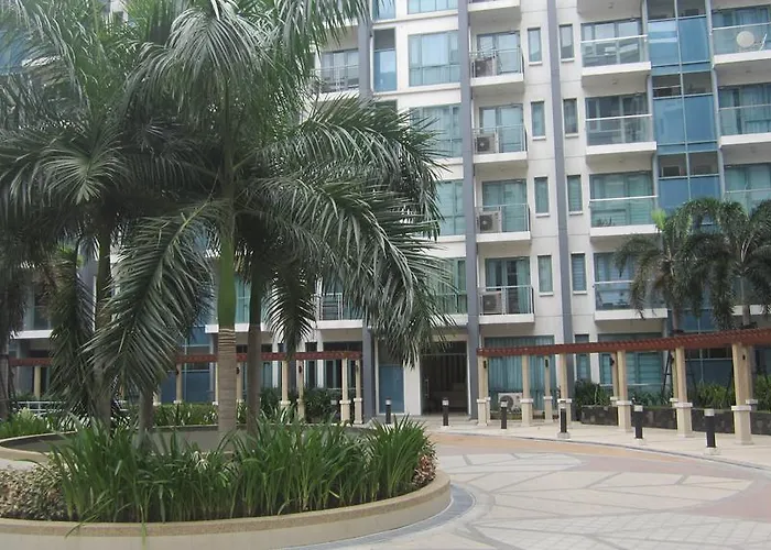 Palm Tree Near Mnl Airport Terminal 3 By Elr Apartment Manila